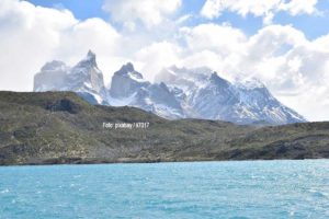 In unmittelbarer Nähe zu den beeindruckenden Granitbergen ragt der Grey-Gletscher mit seiner 30 Meter hohen Eiswand auf