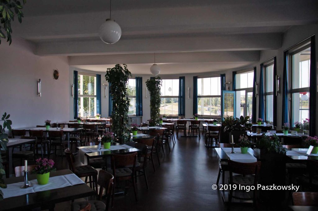 Die Ausflugsgaststätte Kornhaus wurde in den Jahren 1929/30 direkt auf dem Elbdeich errichtet.