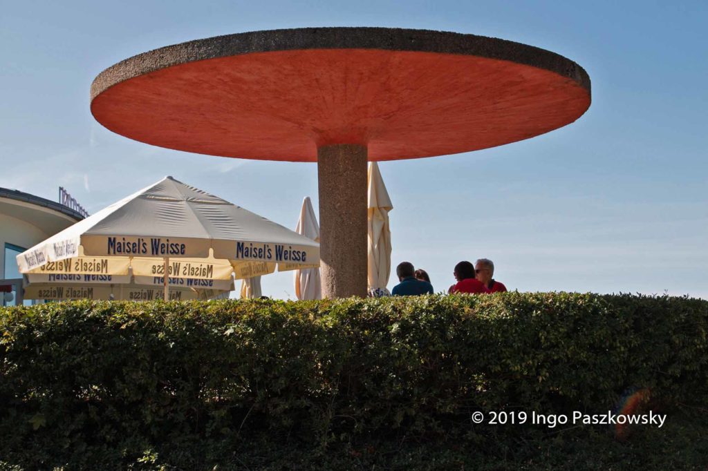 Ausflugsgaststätte Kornhaus: Weiße trinken unter dem Pilz.