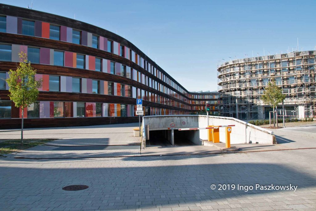 Direkt neben dem historischen Wörlitzer Bahnhof, ist das Umweltbundesamt (UBA) auf dem Gelände des ehemaligen Gaswerkes im Norden der Stadt Dessau angesiedelt.