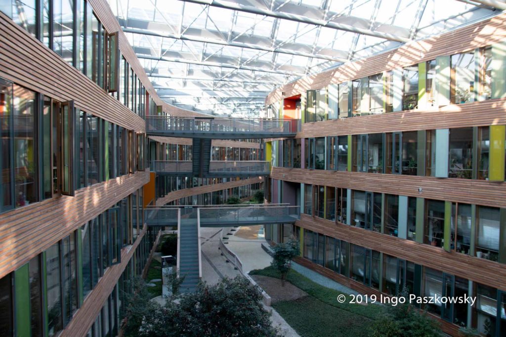 Das Atrium ist halböffentlich und steht in erster Linie den Mitarbeiterinnen und Mitarbeitern des Hauses zur Verfügung. Im Rahmen von Führungen können auch externe Besucher diesen Bereich besichtigen. 