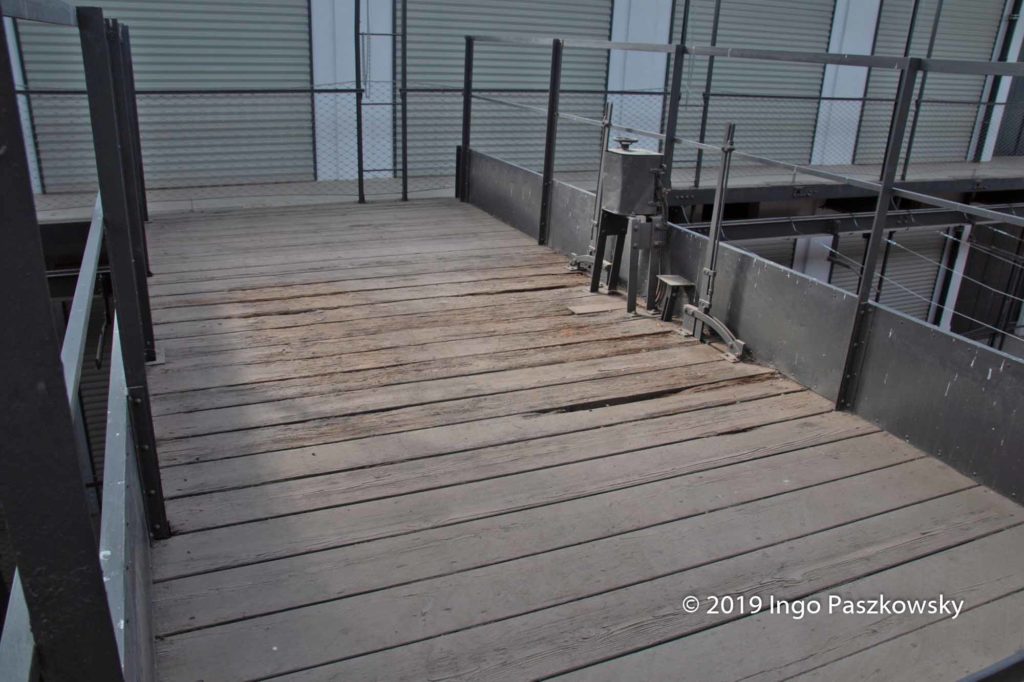 Großgarage Süd. Hier fuhren früher die Autos hinüber. Der TÜV hat die Weiternutzung untersagt, so dass die Garagen auf der linke Seite in den oberen Etagen leer bleiben müssen. / Foto: Ingo Paszkowsky