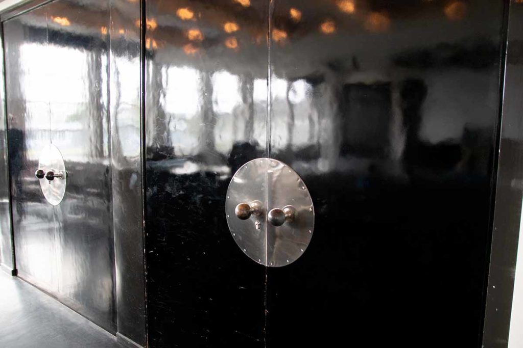 Bauhaus Dessau. Türen zum Hörsaal. Funktionalismus im Vordergrund