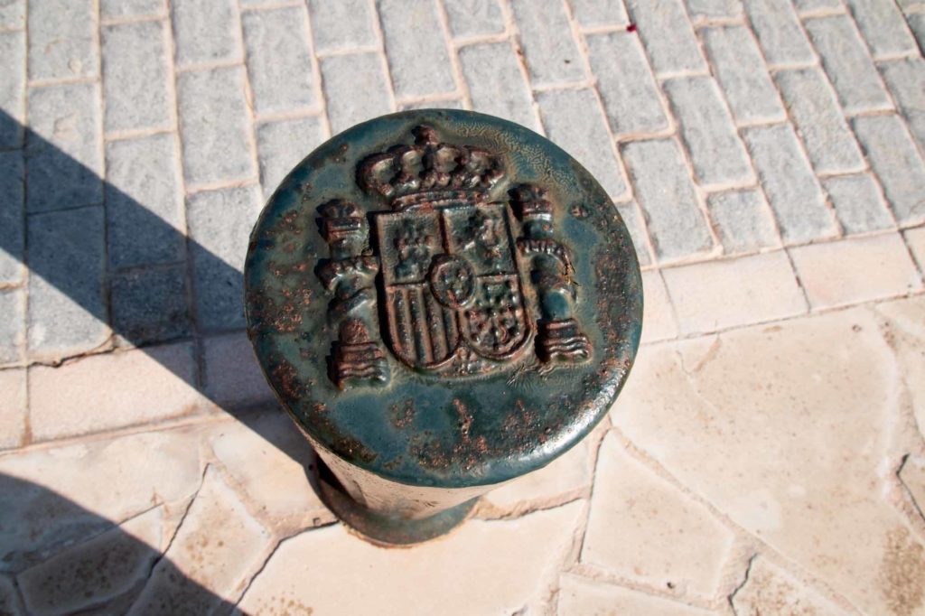 Die Poller in Colonia de Sant Jordi tragen sämtlich diese Wappen / Foto: Ingo Paszkowsky