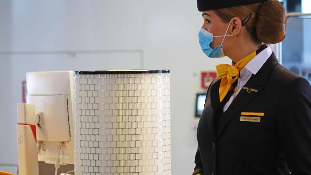 HEPA-Filter im Einsatz. Außerdem ist das Tragen eines Mund-Nasen-Schutzes während des Einsteigens, an Bord und während des Aussteigens verpflichtend. Lufthansa Crew-Mitglieder tragen in der Kabine während des ganzen Fluges ebenfalls einen Mund-Nasen-Schutz. / Foto: Lufthansa