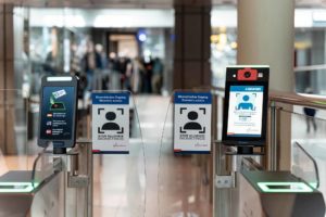 Star Alliance Biometrics - Kontaklos reisen mit Gesichtserkennung 5 Biometrische Gesichtserkennung am Zugang zur Sicherheitskontrolle am Hamburger Flughafen / Copyright: Hamburg Airport / Oliver Sorg