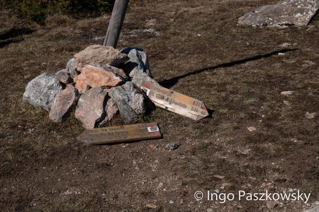 Am Balzo Rosso. Ausschilderung des Wanderwegs 228. Pizzo Tre Vescovi, Forcella del Fargno, Rifugio del Fargno, Campolungo, Rif. Cittá di Amandola. / Foto: Ingo Paszkowsky