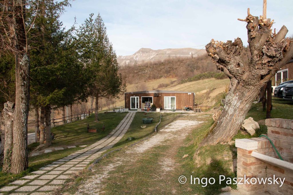 Cittadella: Nach dem Erdbeben von 2016 wurden häufig zunächst Bungalows errichtet, weil die beschädigten Steinhäuser nicht weiter bewohnbar waren / Foto: Ingo Paszkowsky