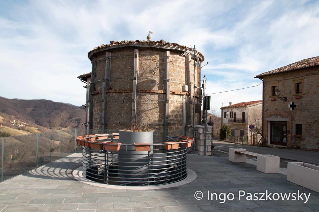 Comune di Montegallo. Seit dem Erdbeben 2016 ist dieser Turm eingerüstet / Foto: Ingo Paszkowsky