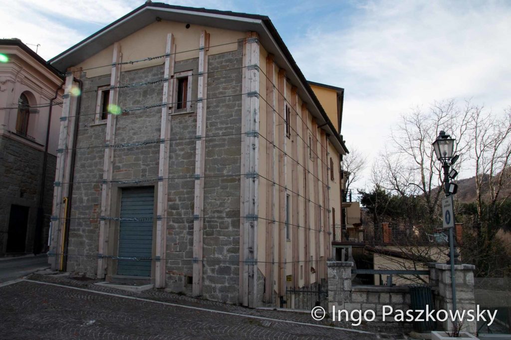 Comune di Montegallo. Die historischen Gebäude werden mit Stahlseilen zusammengehalten / Foto: Ingo Paszkowsky