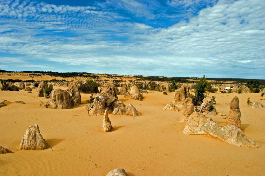 In der Nähe der australischen Stadt Cervantes liegt der Nambung-Nationalpark (Nambung National Park). Hauptattraktion des Nationalparks sind die bis zu 4 Meter hohen verwitterten Kalksteinsäulen, die "Pinnacles".