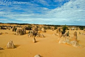 In der Nähe der australischen Stadt Cervantes liegt der Nambung-Nationalpark (Nambung National Park). Hauptattraktion des Nationalparks sind die bis zu 4 Meter hohen verwitterten Kalksteinsäulen, die "Pinnacles".