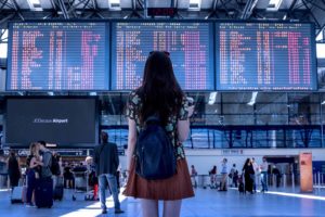 Flightright Airline-Index 2026: Bei Service, Pünktlichkeit und Entschädigung bleiben viele Airlines schwach 4 Frau im Flughafen / Airport