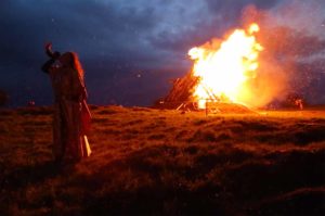 Tipps für Halloween: Wo gruselts sich am Besten? 13 Das Halloween-Feuer geht auf eine alte irische Tradition zum Samhain-Fest zurück. / Foto: Irland Information Tourism Ireland