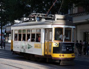 🎬 Drehorte in Lissabon: Auf den Spuren berühmter Filme 19 Die Mitfahrt in den historischen Straßenbahnen ist bei Touristen äußerst begehrt / Foto: Ingo Paszkowsky
