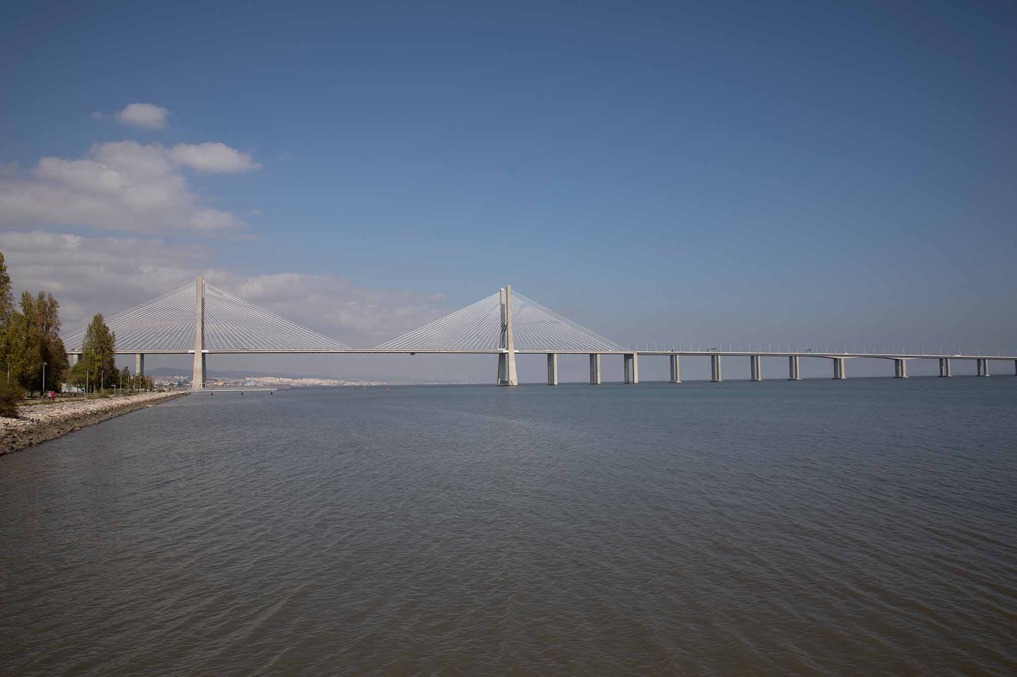 Marathon und Halbmarathon in Lissabon: Laufen mit Blick auf den Tejo 5 Die Vasco-da-Gama-Brücke über den Tejo / Foto: Ingo Paszkowsky