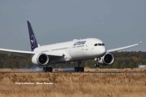 Sitzplatzkonfiguration der Lufthansa-„Eindecker“ 37 Ankunft erster Lufthansa Boeing 787 Dreamliner mit der Kennung D-ABPA in Frankfurt / Foto: Lufthansa / Oliver Roesler