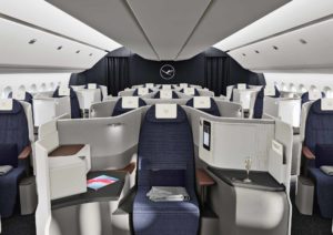 Lufthansa-Sitzplatzkonfiguration und wichtige Daten zu den „Eindeckern“ - die Fotos 16 Lufthansa Allegris Business Class - die mindestens 114 Zentimeter hohen Sitzwände und großzügiger Platz im Schulterbereich sorgen für größere Privatsphäre. / Bild: Lufthansa