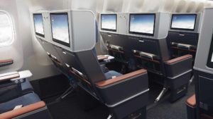 Die neue Lufthansa Group Premium Economy Class wurde bereits im Frühjahr 2022 bei SWISS eingeführt. Der bequeme Sitz ist in eine Hartschale integriert und lässt sich ohne Auswirkungen auf Mitreisende in der Reihe dahinter verstellen. / Foto: Lufthansa