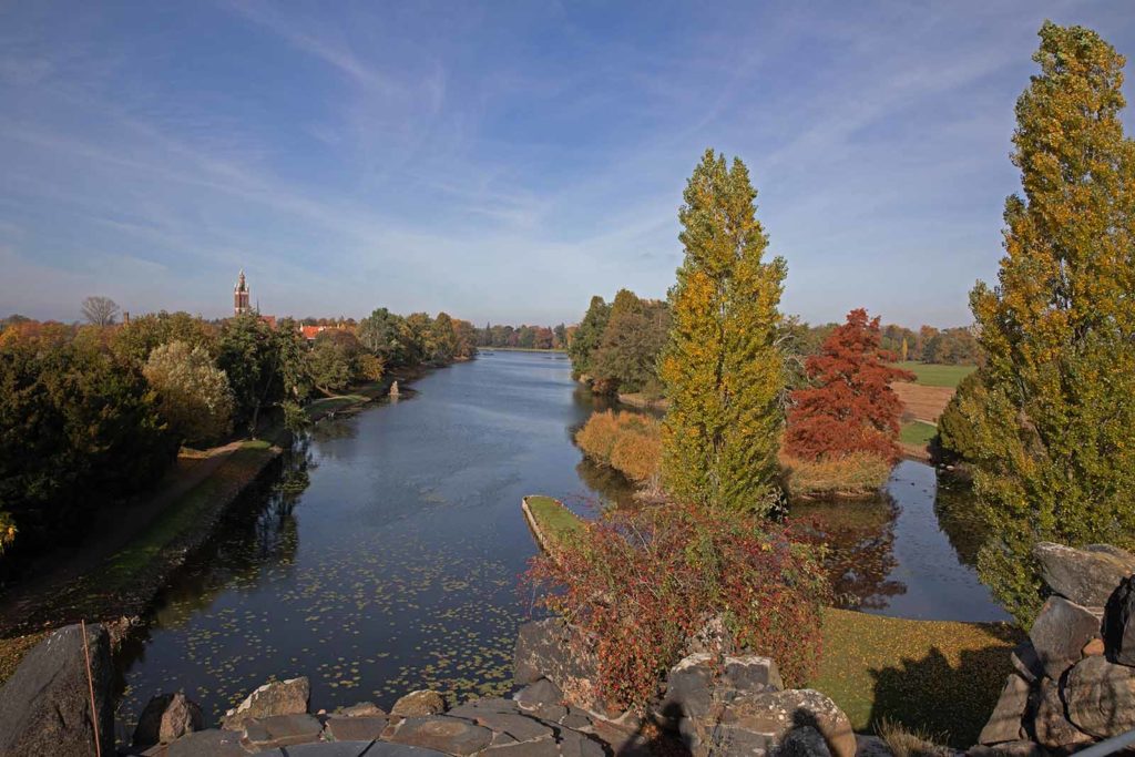 Bauhaus und Moderne in Sachsen-Anhalt - ein spannender Trip 23 Wasserfläche umringt von herbstlichen Bäumen