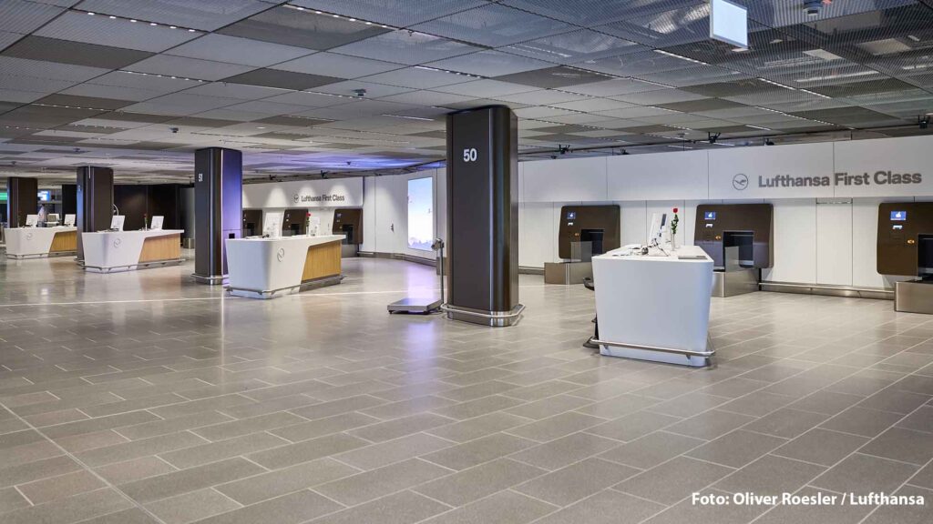 Lufthansa First Class Check-in-Bereich am Flughafen Frankfurt mit modernen Schaltern, großzügigem Raumlayout und minimalistischer Premium-Architektur