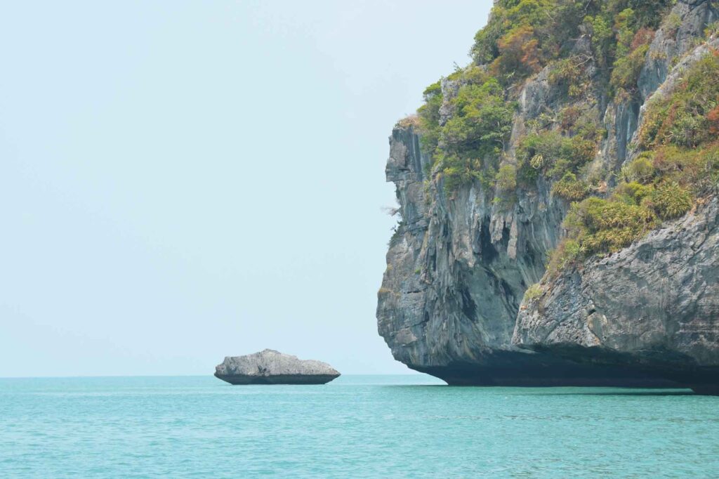 Zwei Felsen im Wasser, links einer kleiner, rechts im Bild ein großer