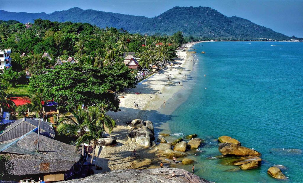 Strand mit Bäumen und blauem Wasser auf Kho Samui 