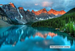 Leben in Kanada: 7 Tipps für Expats in 2024 27 Seenlandschaft mit Bergen im Hintergrund