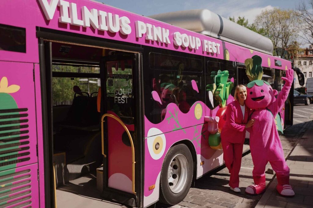 Pink dekorierter Bus mit Festival-Maskottchen beim Vilnius Pink Soup Fest 2026.