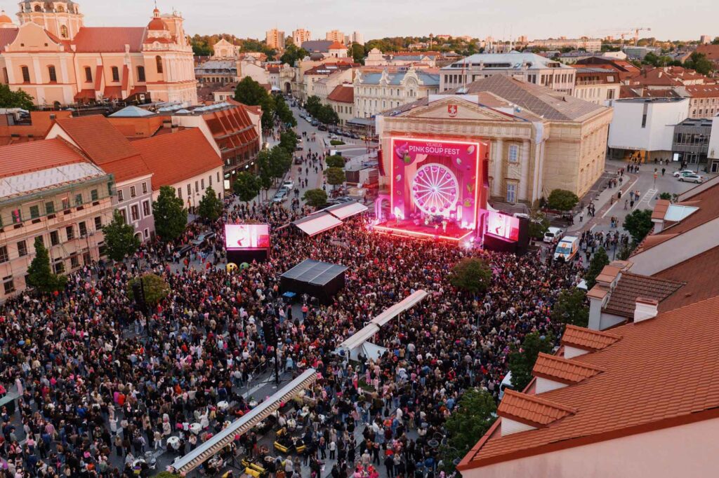 Große Menschenmenge vor pink beleuchteter Bühne beim Vilnius Pink Soup Fest 2026.