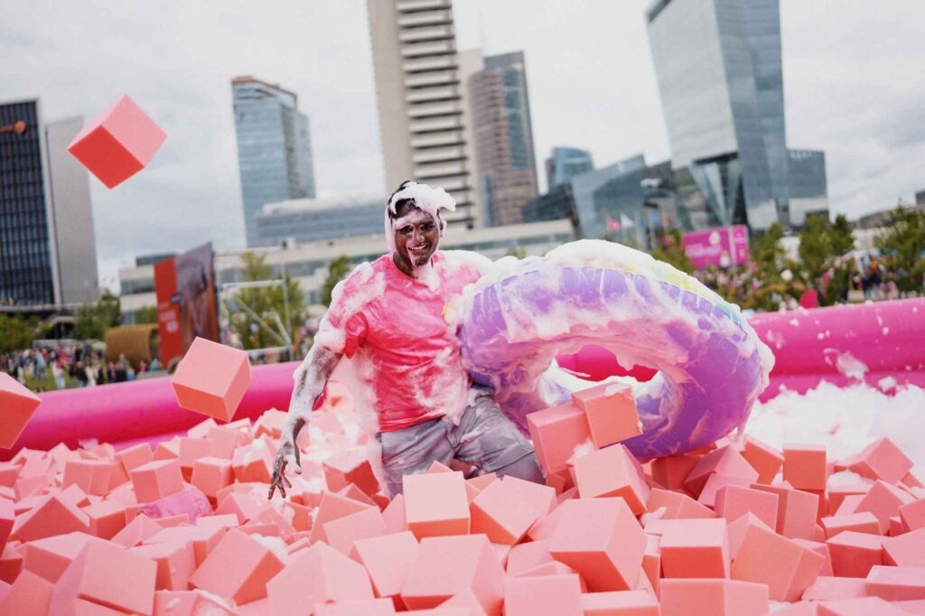 Teilnehmer in pinker Schaumkulisse beim Vilnius Pink Soup Fest 2026.