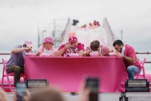 Teilnehmer essen Pink Soup bei einem Wettbewerb auf dem Vilnius Pink Soup Fest 2026.