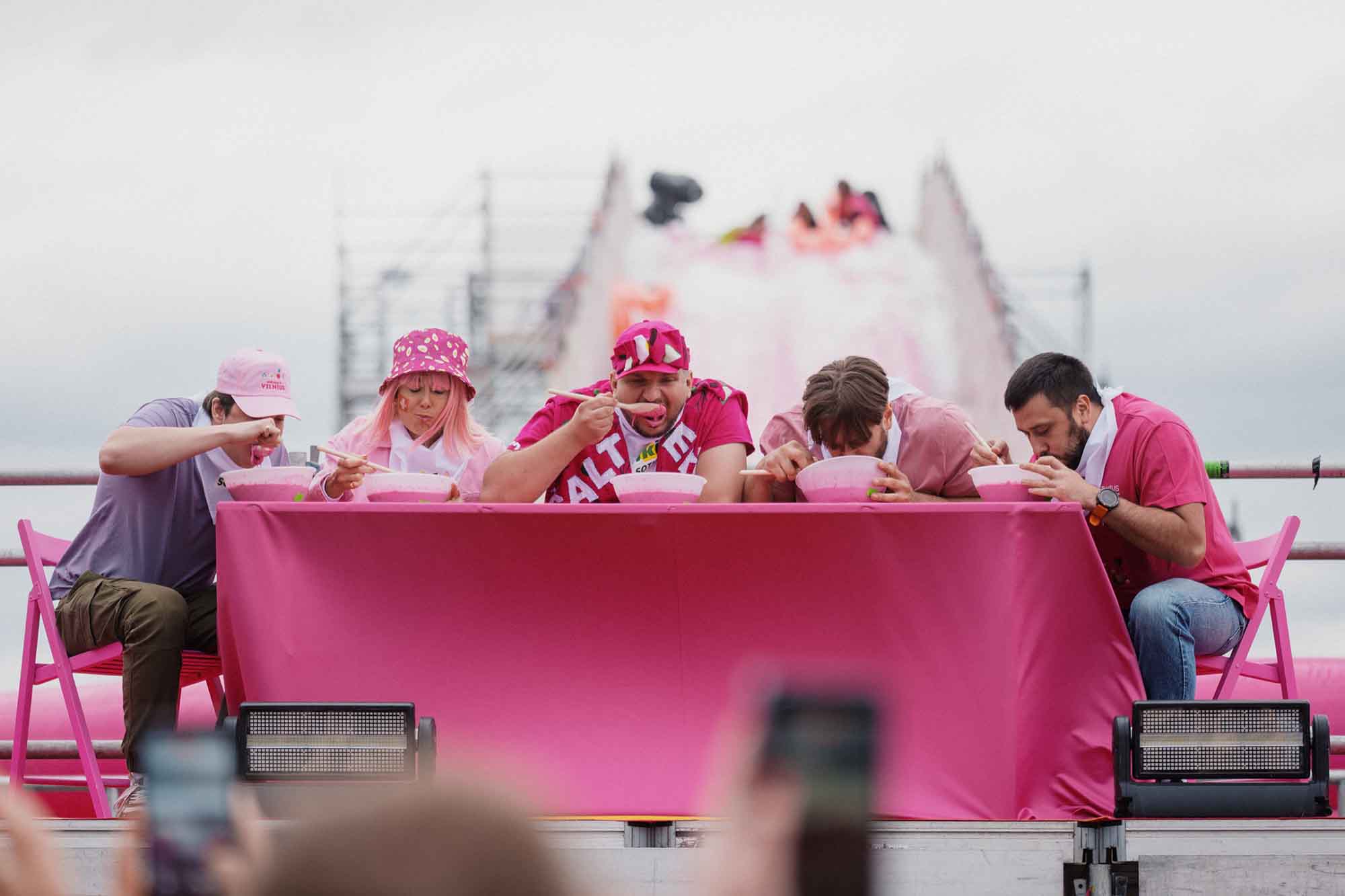 Teilnehmer essen Pink Soup bei einem Wettbewerb auf dem Vilnius Pink Soup Fest 2026.