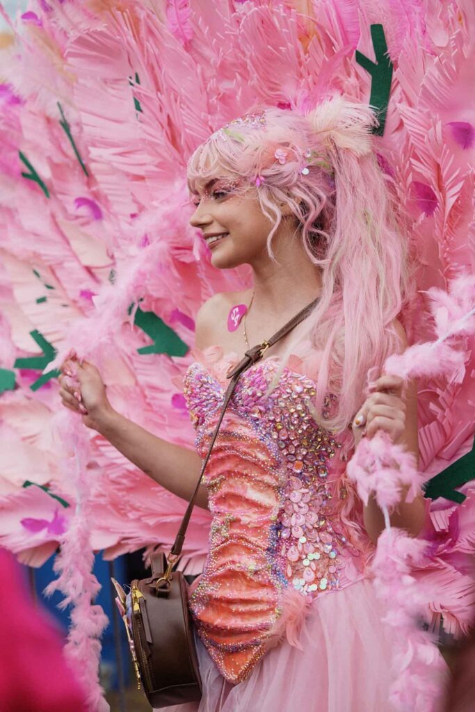 Teilnehmerin in rosa Fantasiekostüm beim Vilnius Pink Soup Fest 2026.