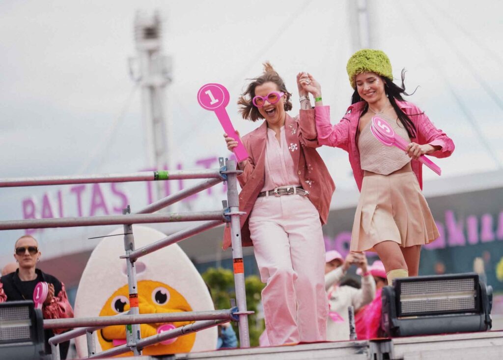 Zwei fröhliche Teilnehmerinnen in pinker Kleidung beim Vilnius Pink Soup Fest 2026.