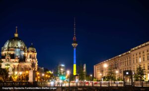 Berliner Fernsehturm im Blau-Gelb der Ukraine 24 Mit über 1,2 Millionen Besucherinnen und Besuchern jährlich zählt der Fernsehturm auf dem Alexanderplatz zu den beliebtesten Attraktionen Berlins.