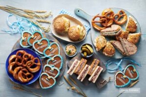 Essen und Getränke an Bord der Emirates-Flugzeuge 4 weltreisendernet emirates celebrates oktoberfest1 credit emirates 20240921