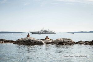 Genieße den Sommer im Mittelmeer auf einer Luxuskreuzfahrt 20 Kleine Inseln vor Kreuzfahrtschiff