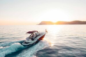 Sportboot fährt mit hoher Geschwindigkeit zur Insel