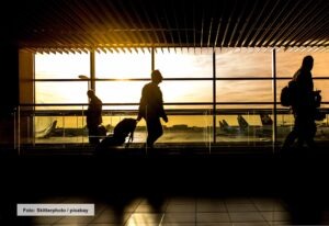 Work-Life-Balance auf Geschäftsreisen: Zwischen Arbeit und Abenteuer 4 Reisende im Flughafen
