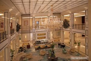 JW Marriott Hotel Berlin: Moderner Luxus mit Achtsamkeit 10 Die Lobby Lounge des JW Marriott Berlin