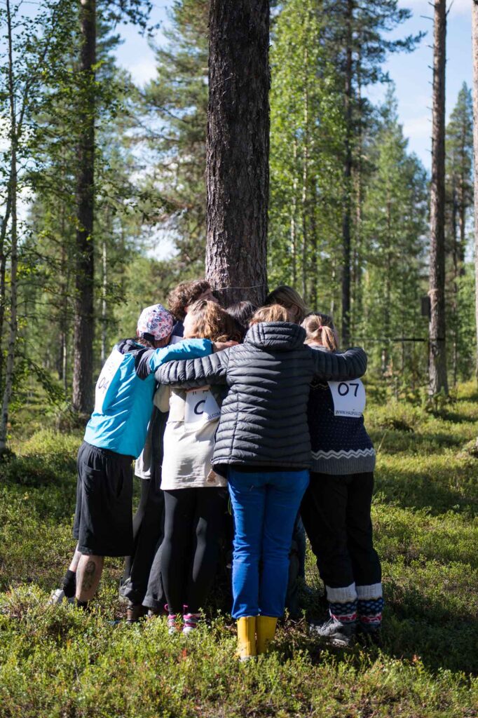 TreeHugging ist wieder angesagt: Weltmeisterschaft im Baum umarmen beginnt 4 weltreisendernet 20230819 jmt 40621 250812