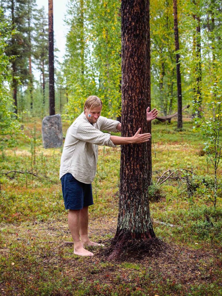 TreeHugging ist wieder angesagt: Weltmeisterschaft im Baum umarmen beginnt 6 weltreisendernet antti finland copyright mateusz filipowicz 250812