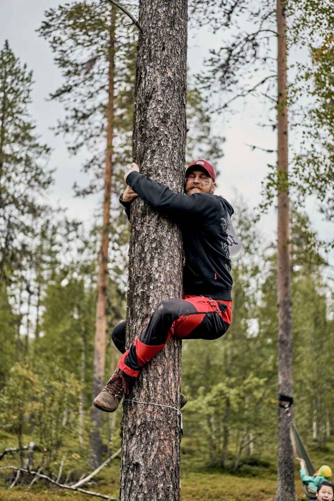 TreeHugging ist wieder angesagt: Weltmeisterschaft im Baum umarmen beginnt 8 weltreisendernet finnland hugrobatics dima copyright eat shoot drive 250812