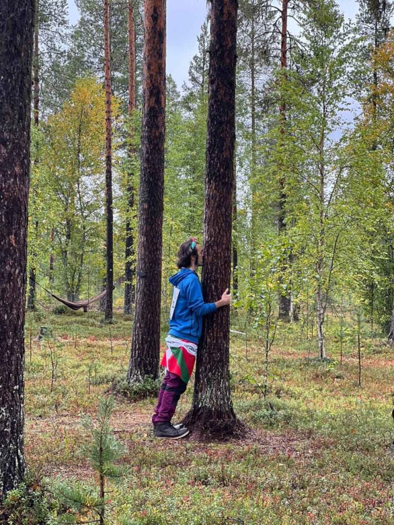 TreeHugging ist wieder angesagt: Weltmeisterschaft im Baum umarmen beginnt 9 weltreisendernet finnland misha copyright huyen minh 250812