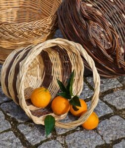 Umgefallener Korb mit Zitrusfrüchten