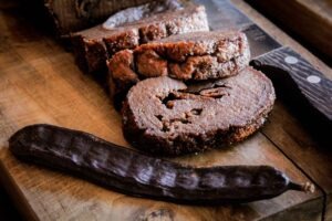 Neben der Frucht liegt ein geschnittener Kuchen