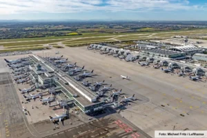 Luftaufnahme vom Terminal mit zahlreichen Flugzeugen
