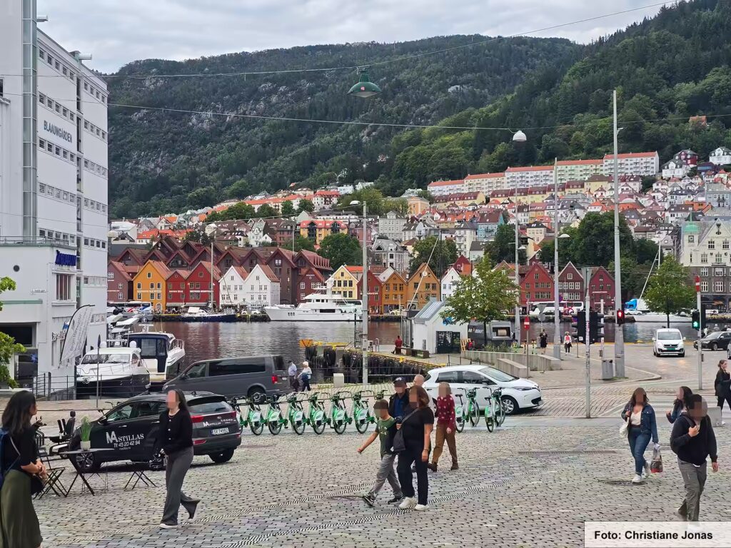 Das kannst du in Bergen ansehen – unsere Tipps 4 Leute beim Spaziergang durch Bergen