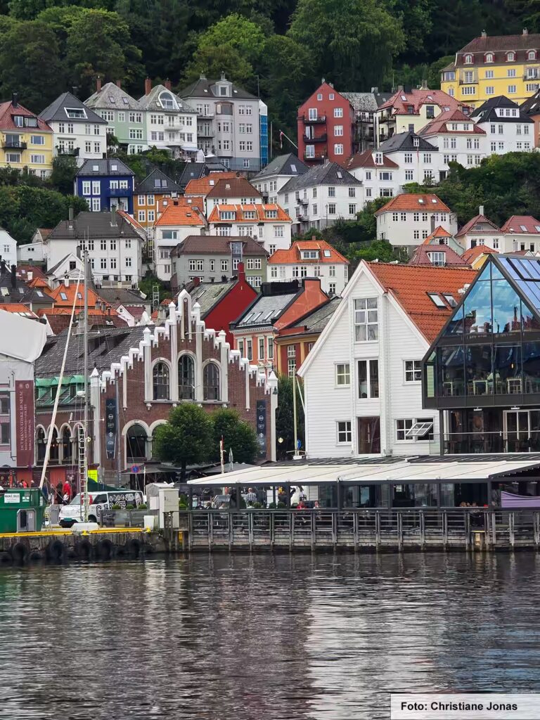 Das kannst du in Bergen ansehen – unsere Tipps 5 Historisches Gebäude im Hintergrund: Kjøttbasaren (ehemaliger Fleischmarkt)
